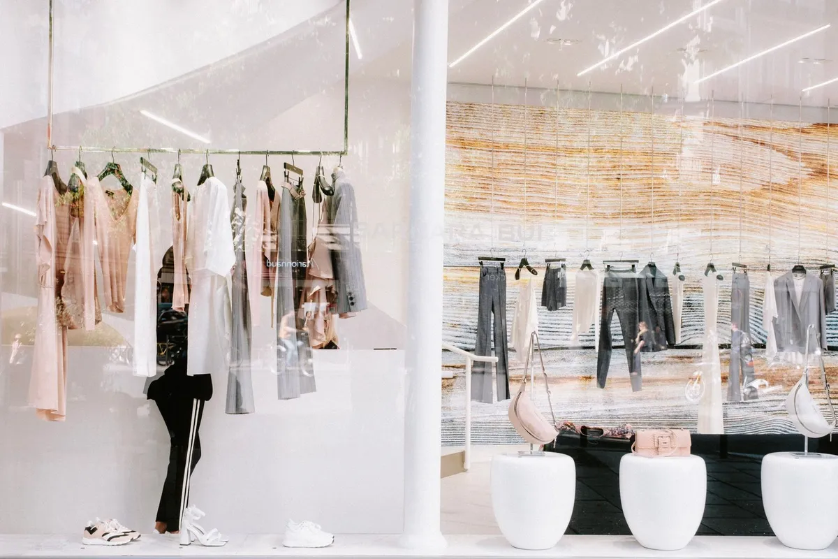 Devanture lumineuse d'une boutique de créateurs à Paris, vitrine soignée