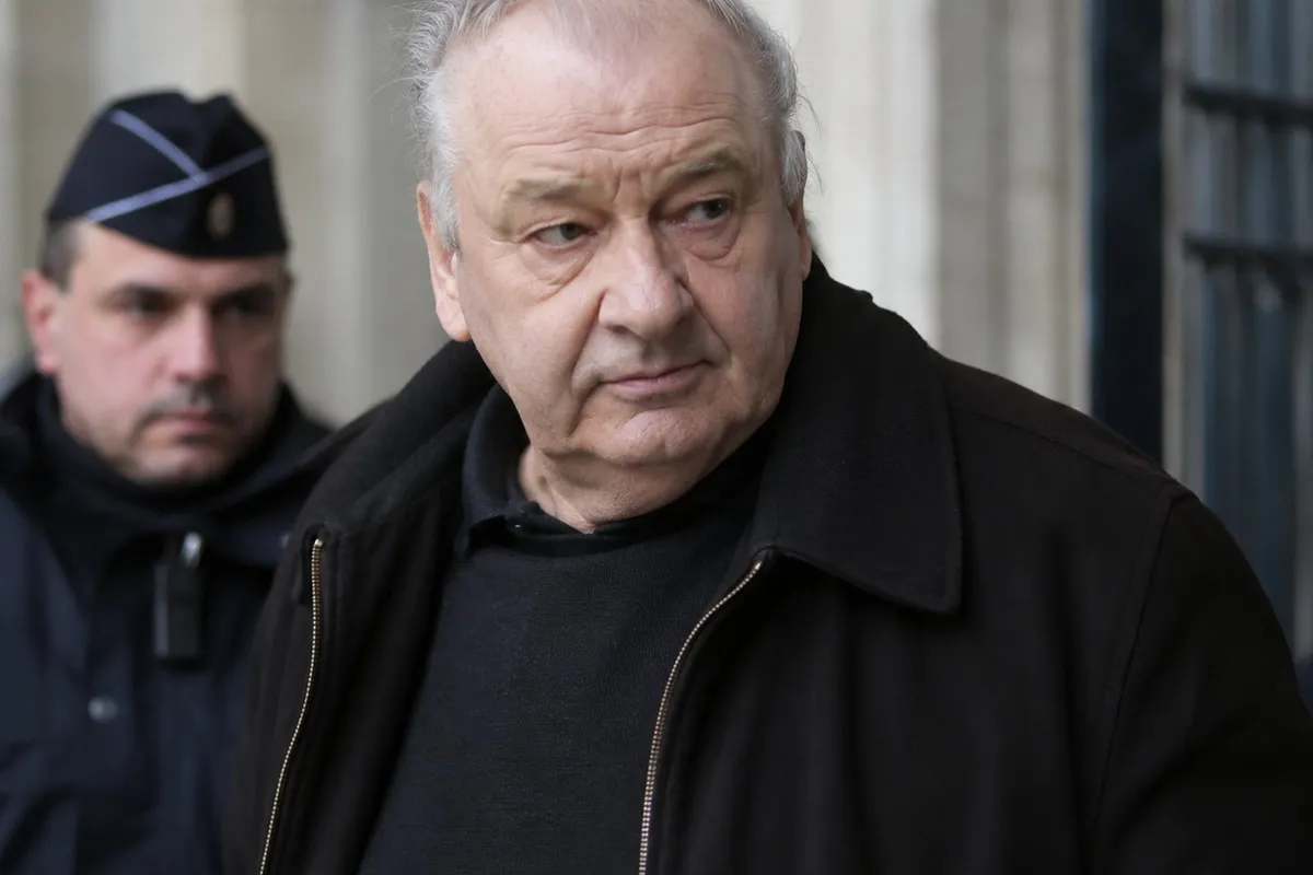 Portrait noir et blanc d'Émile Louis lors de son procès, regard baissé